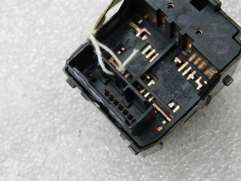Toyota Avensis T27 oriģinālais atpakaļskata spoguļa slēdzis 8487205030