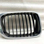 BMW E46 priekšējā radiatora režģa labā puse 8159624 71138159624