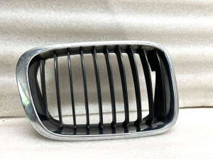 BMW E46 priekšējā radiatora režģa labā puse 8159624 71138159624
