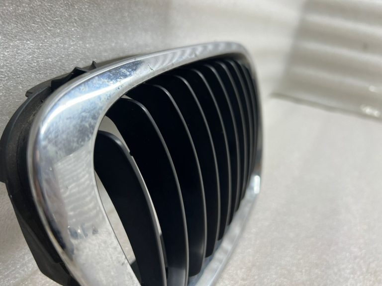 BMW E46 priekšējā radiatora režģa labā puse 8159624 71138159624