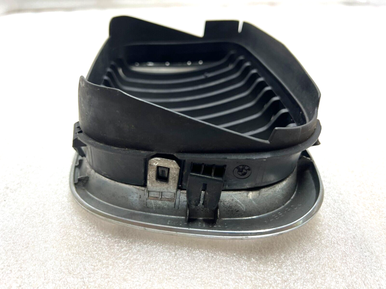 BMW E46 priekšējā radiatora režģa labā puse 8159624 71138159624
