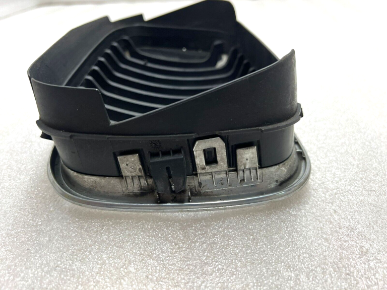 BMW E46 priekšējā radiatora režģa labā puse 8159624 71138159624