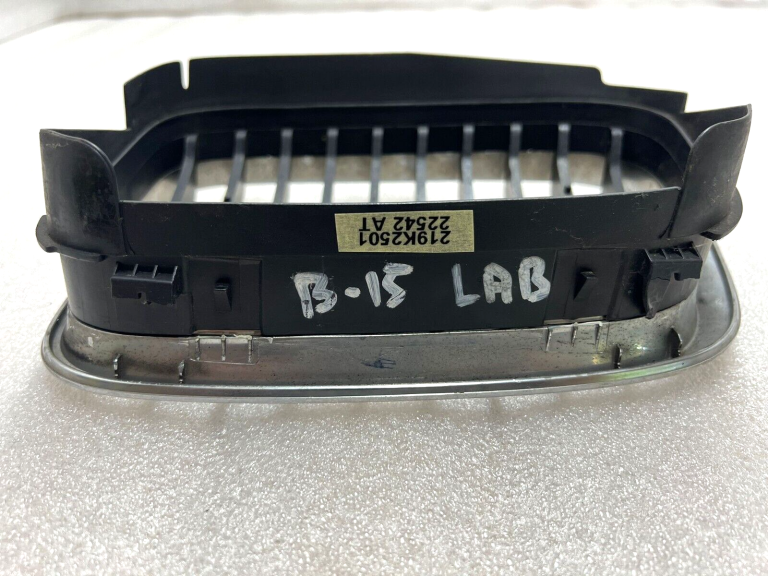 BMW E46 priekšējā radiatora režģa labā puse 8159624 71138159624
