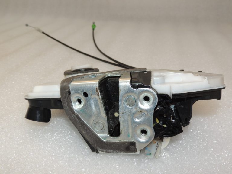 Toyota Corolla E18 Durvju slēdzene priekšējā kreisā 69040-02490 6904002490