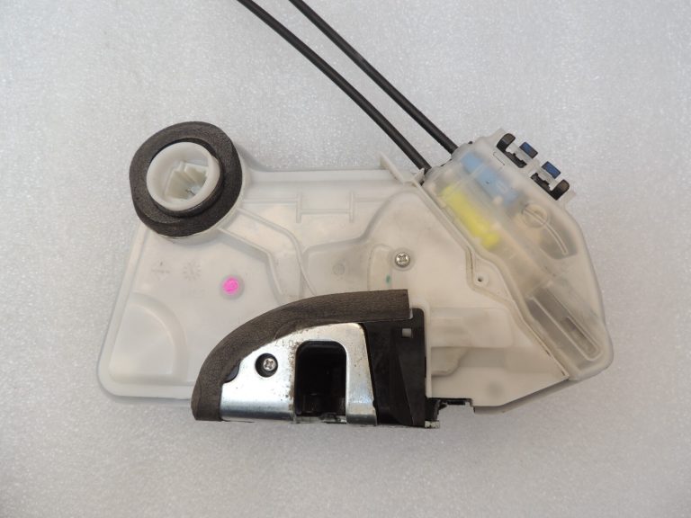 Toyota Corolla E18 Durvju slēdzene priekšējā kreisā 69040-02490 6904002490