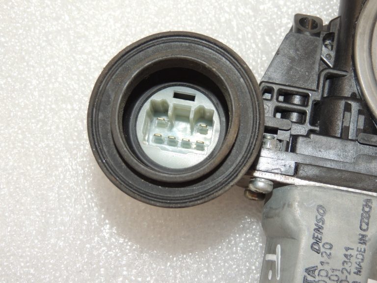 Toyota Corolla E18 Logu regulatora motors 69830-02530 6983002530