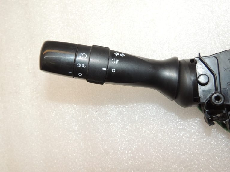 Toyota Yaris P13 Stūres kolonnas slēdzis 84140-0D270 84652-0D180