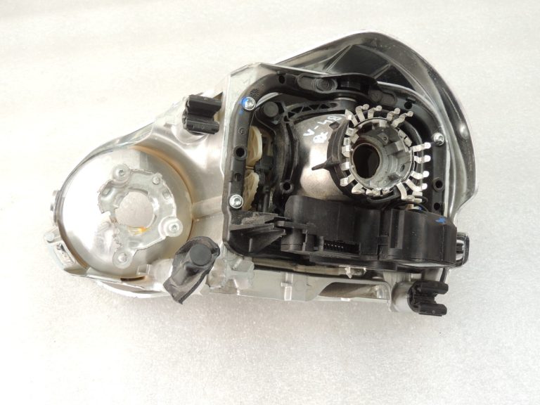 Volvo V60 priekšējā kreisā luktura remonts 31383067