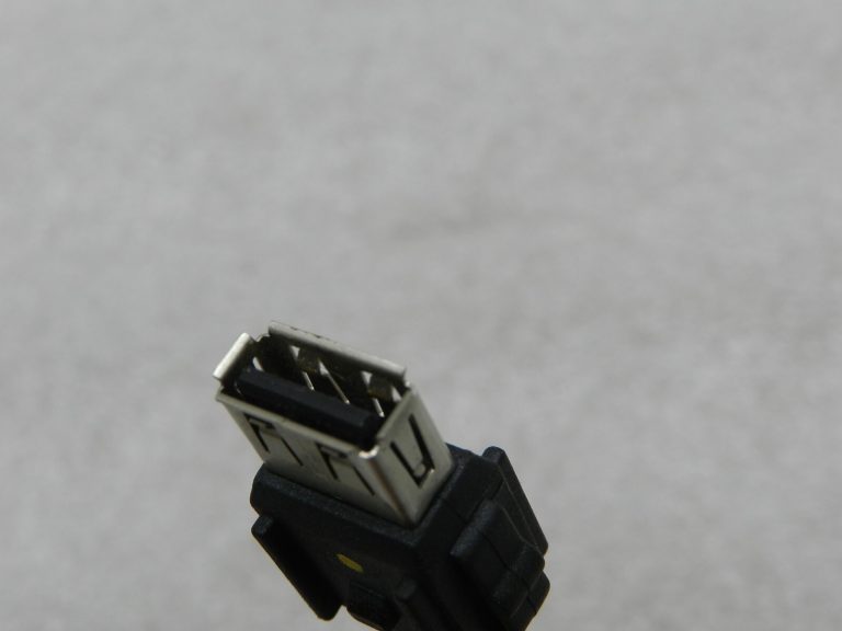 Ford Focus III oriģinālās vadu instalācijas USB mini-B
