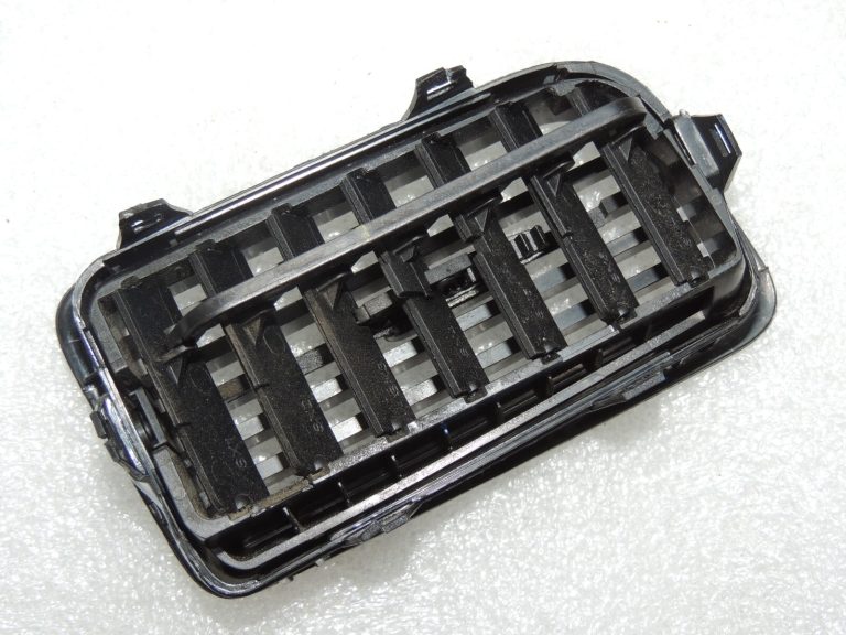 Fiat Doblo 263 Opel Combo D instrumentu paneļa ventilācijas atveres priekšējā labajā pusē 735498104