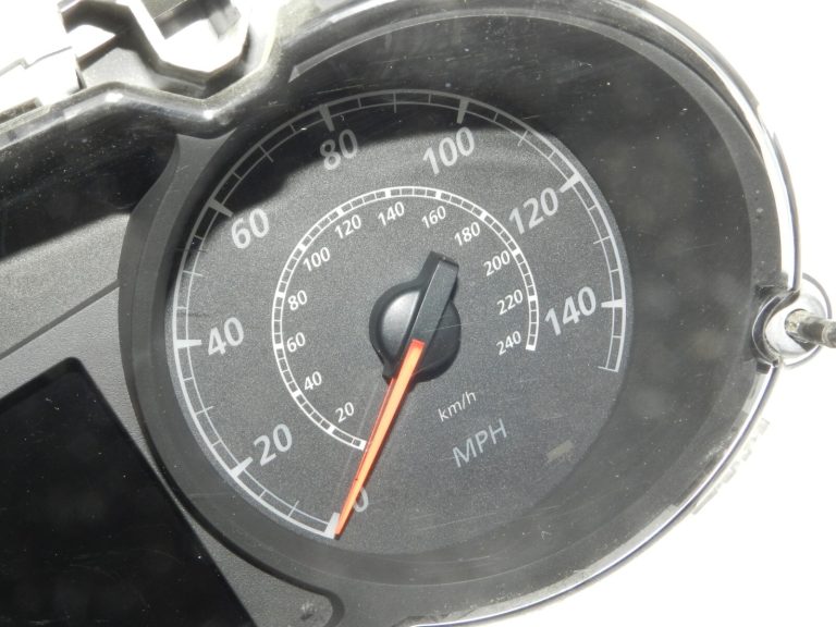 Citroen C-Crosser instrumentu kopas spidometrs Milen 8100B856, 6103 RF, 6103RF