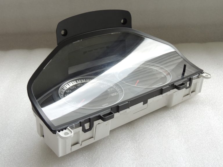 Volvo V60 I Instrumentu klastera spidometrs 36002600 30786145