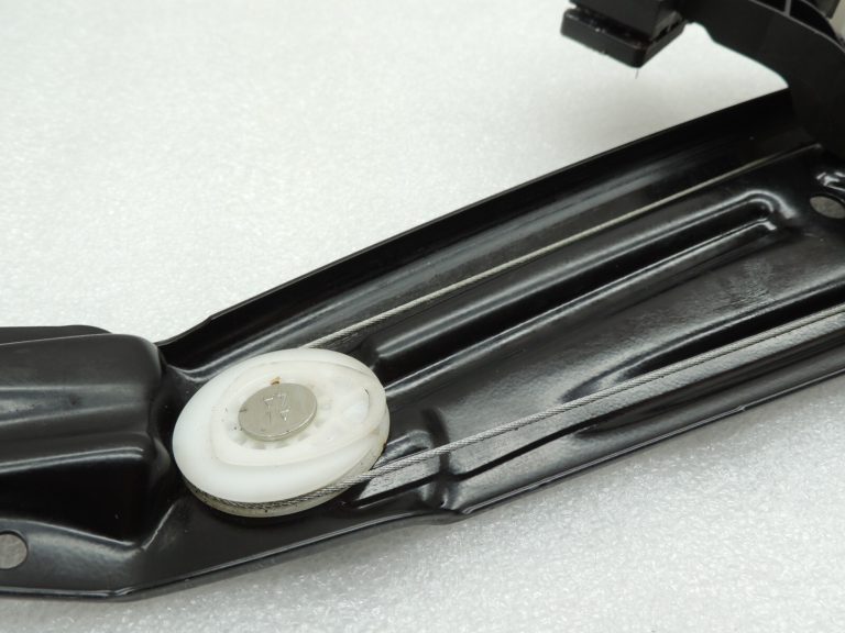 BMW 5. sērijas F10 F11 F18 oriģinālais aizmugurējā loga regulators labajā pusē ar motoru 51357182614