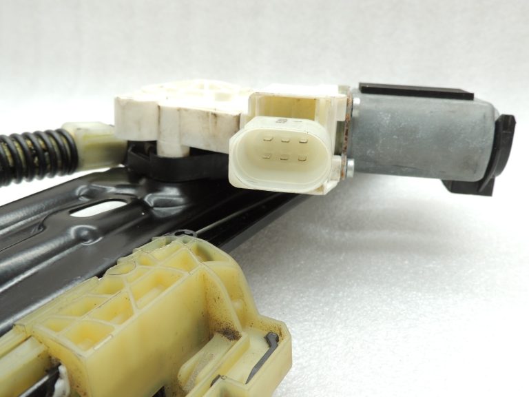 BMW 5. sērijas F10 F11 F18 oriģinālais aizmugurējā loga regulators labajā pusē ar motoru 51357182614