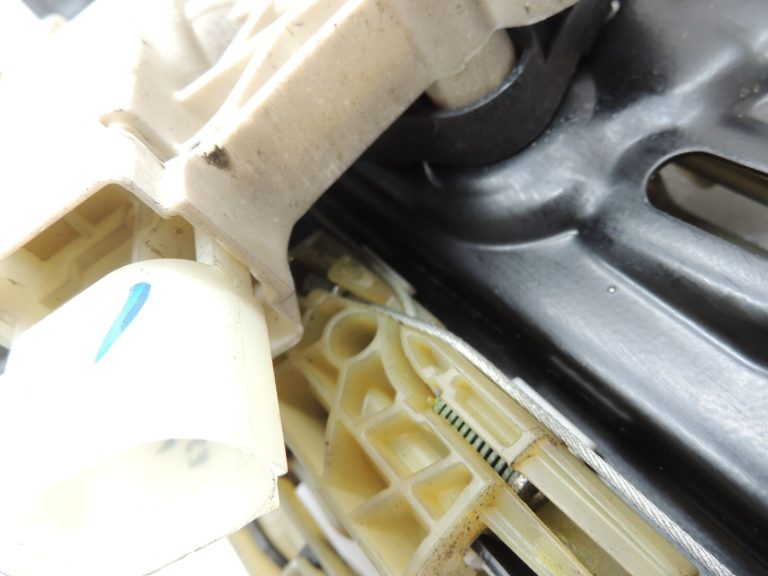 BMW 5. sērijas F10 F11 F18 oriģinālais aizmugurējā kreisā loga regulators ar motoru 51357182613