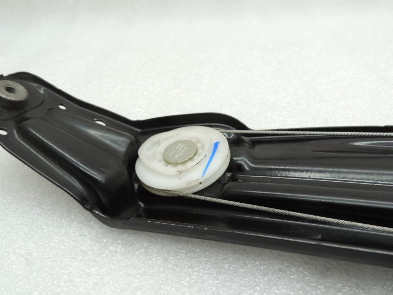 BMW 5. sērijas F10 F11 F18 oriģinālais aizmugurējā kreisā loga regulators ar motoru 51357182613