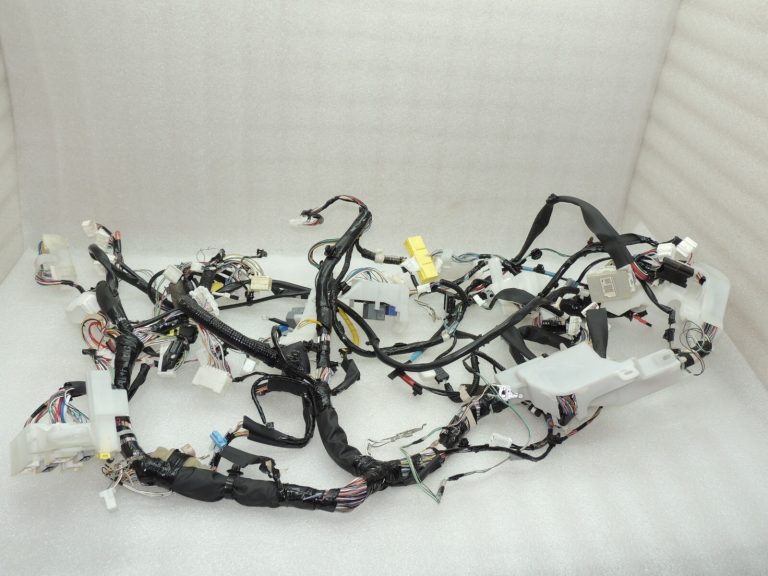 Toyota Avensis T27 paneļa vadu instalācija 8214605220 8214605T50