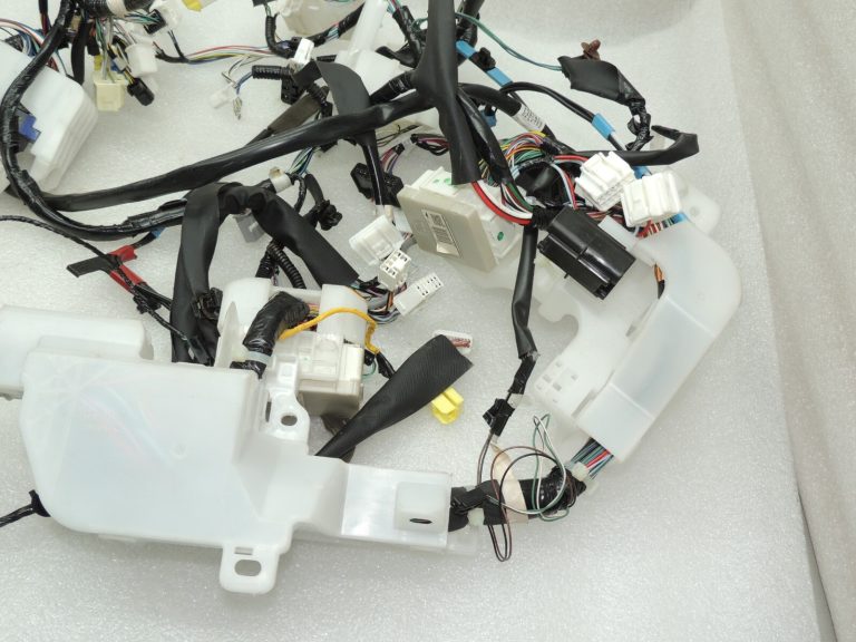 Toyota Avensis T27 paneļa vadu instalācija 8214605220 8214605T50