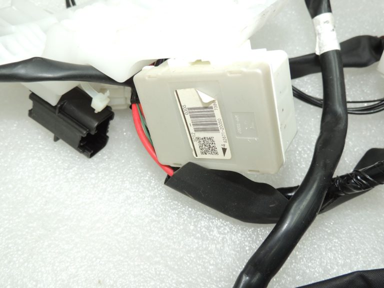 Toyota Avensis T27 paneļa vadu instalācija 8214605220 8214605T50