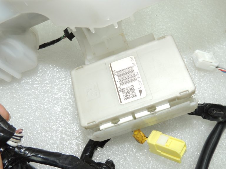 Toyota Avensis T27 paneļa vadu instalācija 8214605220 8214605T50