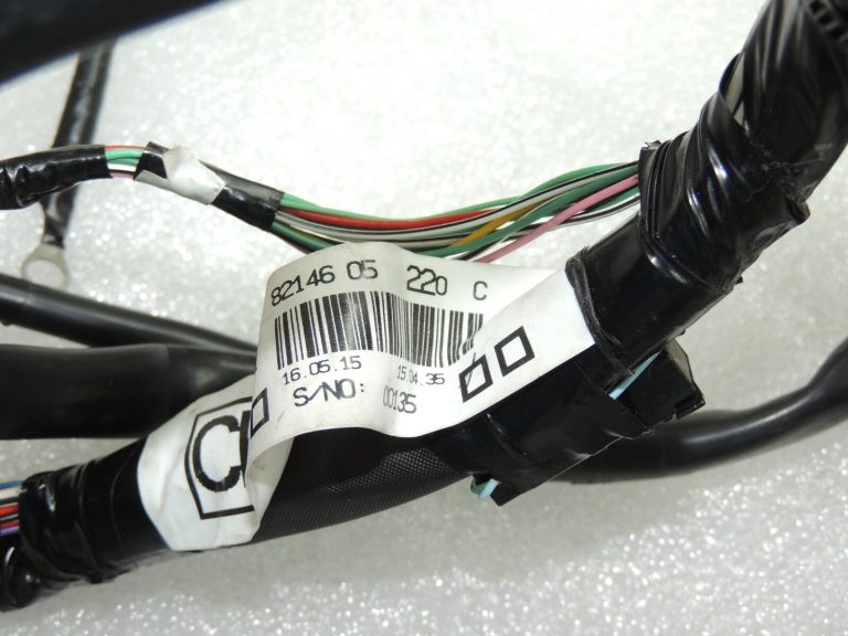 Toyota Avensis T27 paneļa vadu instalācija 8214605220 8214605T50