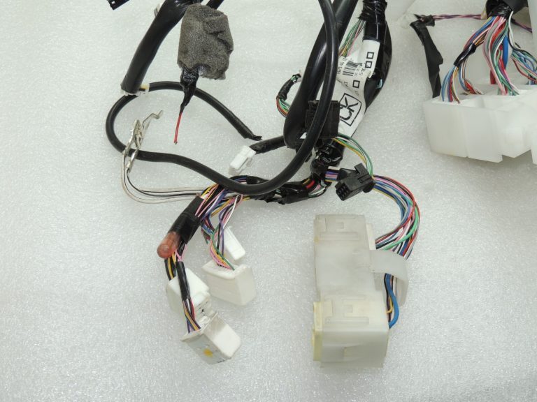 Toyota Avensis T27 paneļa vadu instalācija 8214605220 8214605T50