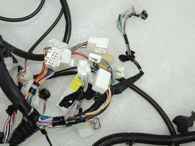 Toyota Avensis T27 paneļa vadu instalācija 8214605220 8214605T50