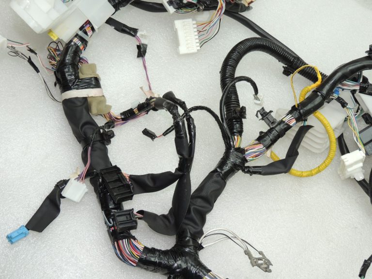 Toyota Avensis T27 paneļa vadu instalācija 8214605220 8214605T50