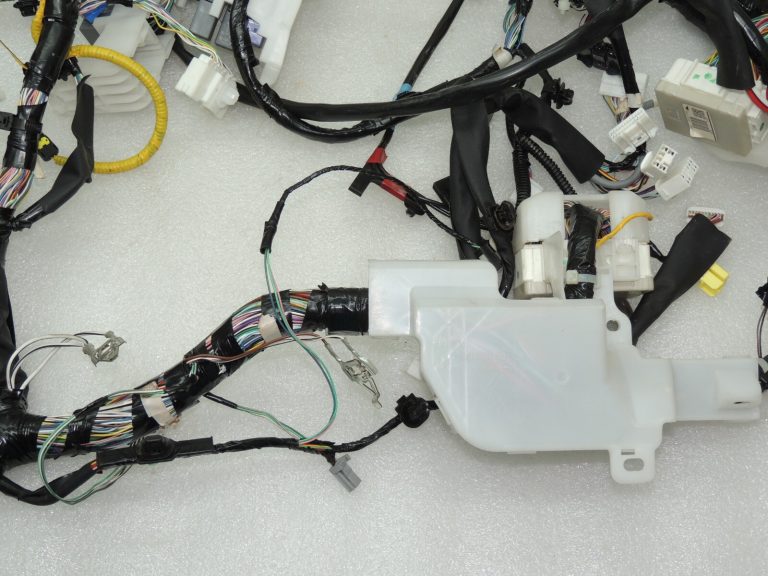 Toyota Avensis T27 paneļa vadu instalācija 8214605220 8214605T50