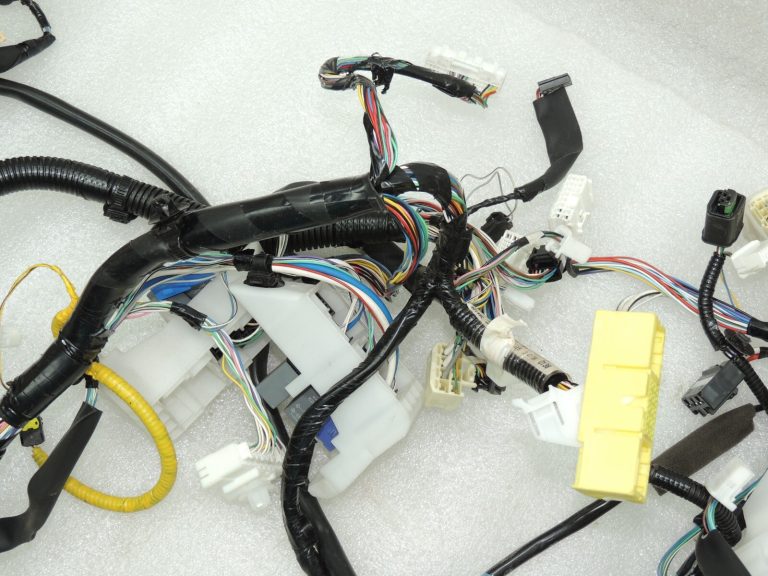 Toyota Avensis T27 paneļa vadu instalācija 8214605220 8214605T50