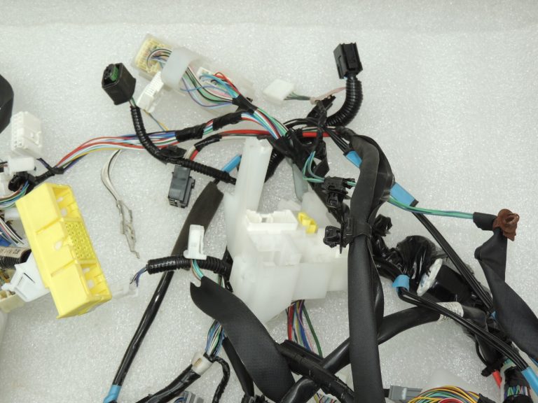 Toyota Avensis T27 paneļa vadu instalācija 8214605220 8214605T50