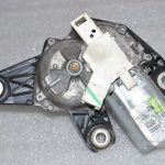 Renault Trafic III Aizmugurējā stikla tīrītāja motors Aizmugurējā stikla tīrītāja motors Kreisais Labais 7700311590