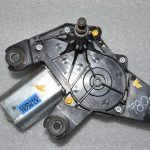 Renault Trafic III Aizmugurējā stikla tīrītāja motors Aizmugurējā stikla tīrītāja motors Kreisais Labais 7700311590