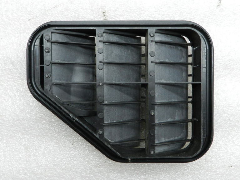 VW Tiguan oriģinālā virsbūves ventilācijas režģis pa labi