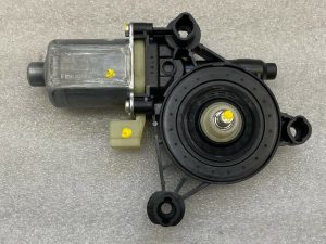 Škoda Superb 3V Audi VW sēdeklis Priekšējais labās puses loga regulatora motors 5Q095980802B