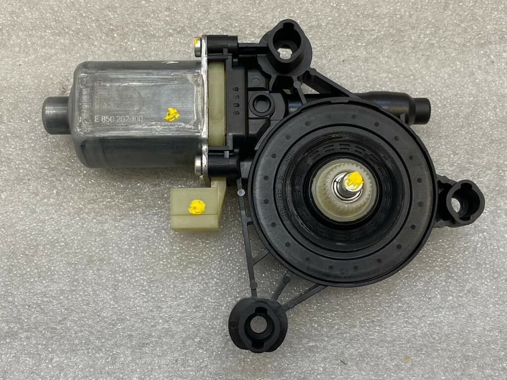Škoda Superb 3V Audi VW seat Front right window regulator motor 5Q0959802B