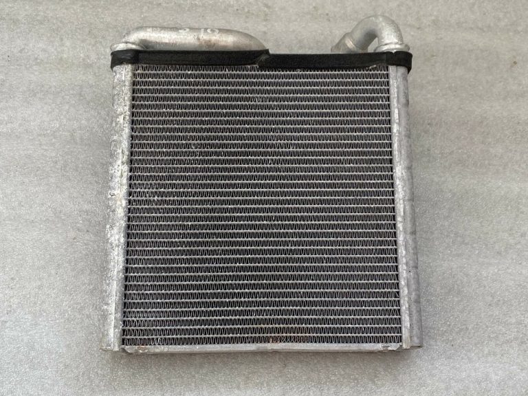 Škoda Superb III B8 3V Siltummaiņa sildīšanas radiators 5Q0819031A