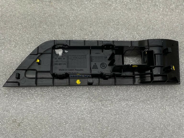 Škoda Superb III B8 loga pogas plastmasas vāciņš aizmugurējais kreisais 3v0867171