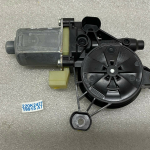 Skoda Superb 3V Audi VW VW Seat kreisais priekšējais loga regulatora motors 5Q0959801B