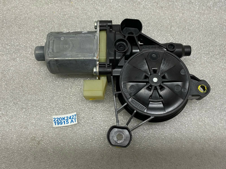 Skoda Superb 3V Audi VW VW Seat kreisais priekšējais loga regulatora motors 5Q0959801B