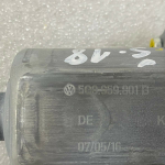 Skoda Superb 3V Audi VW VW Seat kreisais priekšējais loga regulatora motors 5Q0959801B
