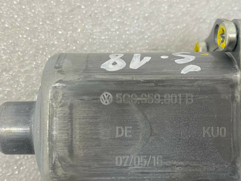 Skoda Superb 3V Audi VW VW Seat kreisais priekšējais loga regulatora motors 5Q0959801B
