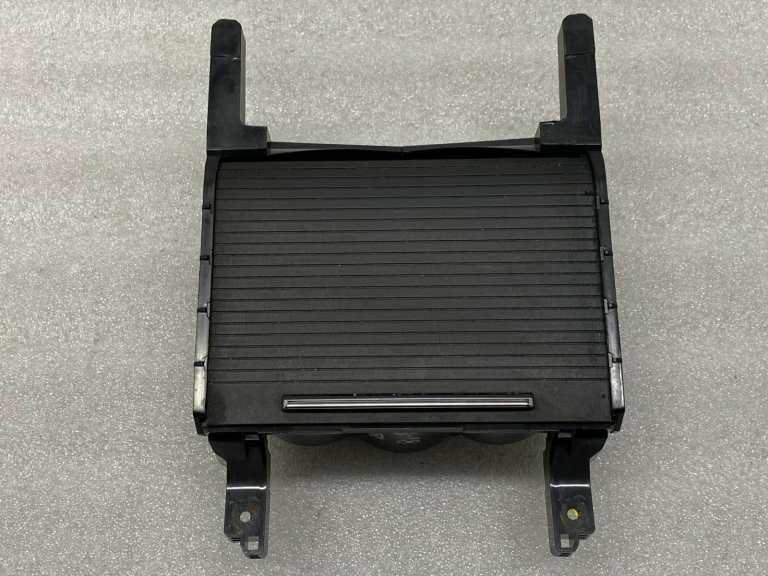 Škoda Superb III B8 3V Centrālās konsoles priekšējais krūzes turētājs 3V0858329