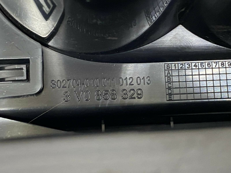 Škoda Superb III B8 3V Centrālās konsoles priekšējais krūzes turētājs 3V0858329