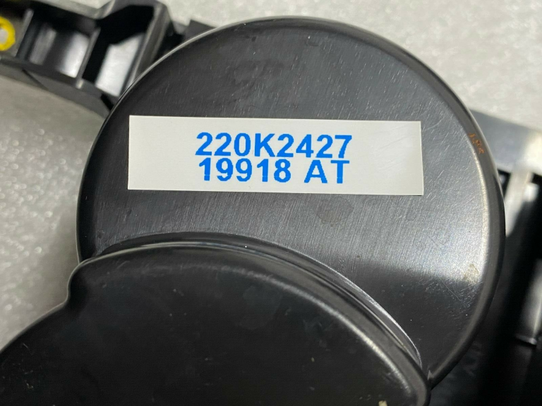 Škoda Superb III B8 3V Centrālās konsoles priekšējais krūzes turētājs 3V0858329