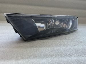 Škoda Superb III B8 3V Kreisais miglas lukturis 3V0941699