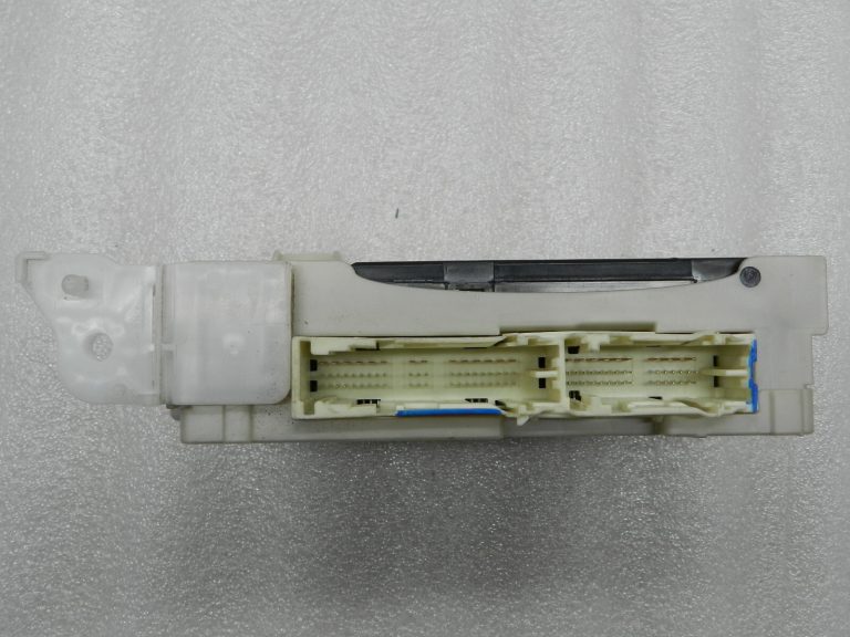 Toyota Yaris P13 oriģinālā drošinātāju kārba 82730-52K40