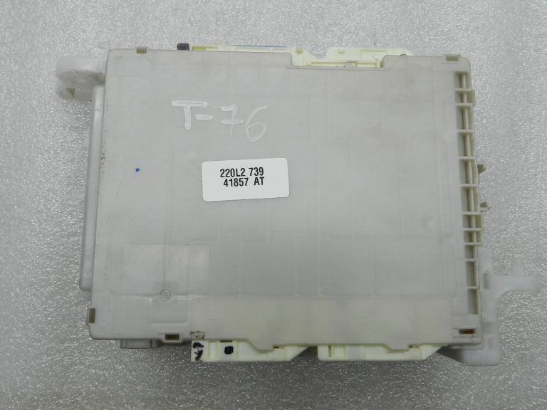 Toyota Yaris P13 oriģinālā drošinātāju kārba 82730-52K40