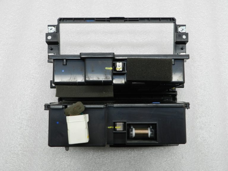 Kia Sorento CR oriģināls centrālās konsoles glabāšanas nodalījums 84570-3E000-PH