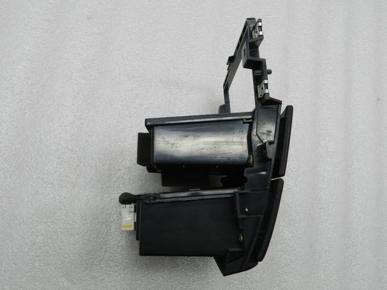 Kia Sorento CR oriģināls centrālās konsoles glabāšanas nodalījums 84570-3E000-PH